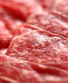 生肉を主原料に