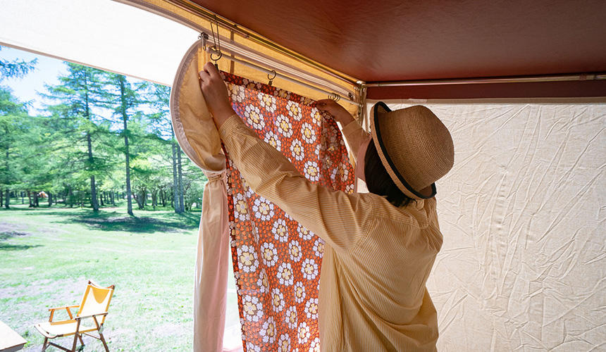 外の様子を見たいときは、テントのジッパーを開けなくてもカーテンを開ければOK！