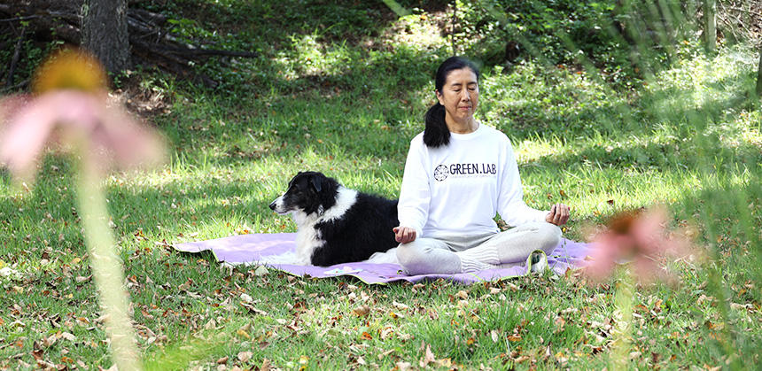 庭で瞑想をする村尾さんのそばで、アイオナちゃんはひとやすみ