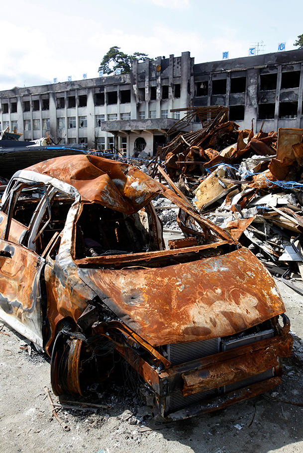 2011年5月当時の門脇小。校庭には焼けただれた車などが積み重なっていた