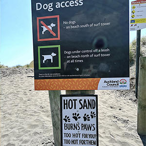 犬が入れるエリアの説明および黒砂が熱いので肉球がやけどしないよう注意するように書かれています