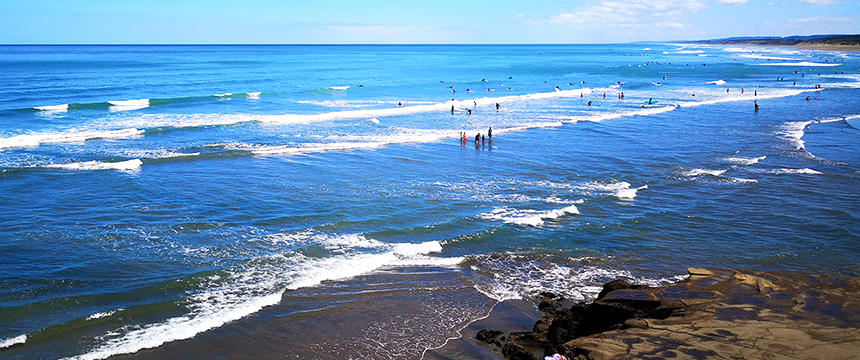 東海岸とは対照的な黒い砂浜に波が打ち寄せます。