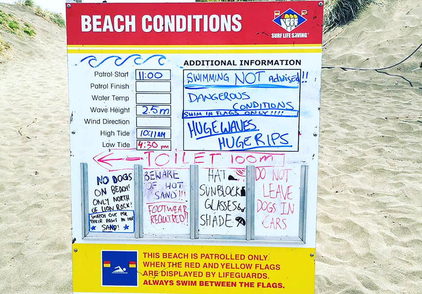 夏はライフガードがその日のビーチコンディション、注意事項などをボードに書いてビーチの入口に掲示。「波が高いので遊泳には不向き」「帽子、日焼け止め、サングラス、日よけを用意するように」「犬を車の中に置いたままにしないように」などが書かれています
