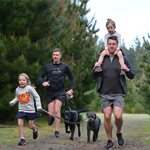 犬も含めた家族みんなで参加する人たちも多い、「4 Paws Marathon」。