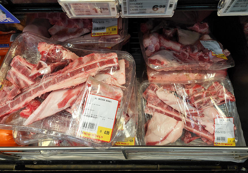 牛筋や骨なども種類が豊富。スーパーマーケットで、犬用食材は基本的になんでも揃います。