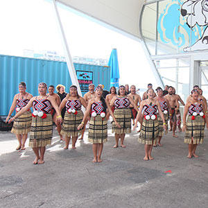 パフォーマンスをするマオリの人々。マオリ文化はNZの暮らしに根付いています。