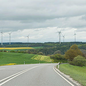 道中の風景。ドイツでは地域によって、田園の中にいくつもの発電用風車が建っています。風車の手前の黄色い部分は菜の花畑。この日は、あちこちで満開の菜の花畑を見かけました。