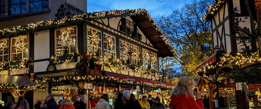 ドイツの街角から　～ケルンの街のクリスマスの装い～