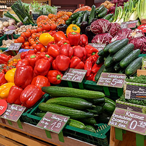 色とりどりの野菜がずらりと並んだBio専門のスーパーの野菜売り場。値段と一緒に、原産国や生産者などを表示しています。