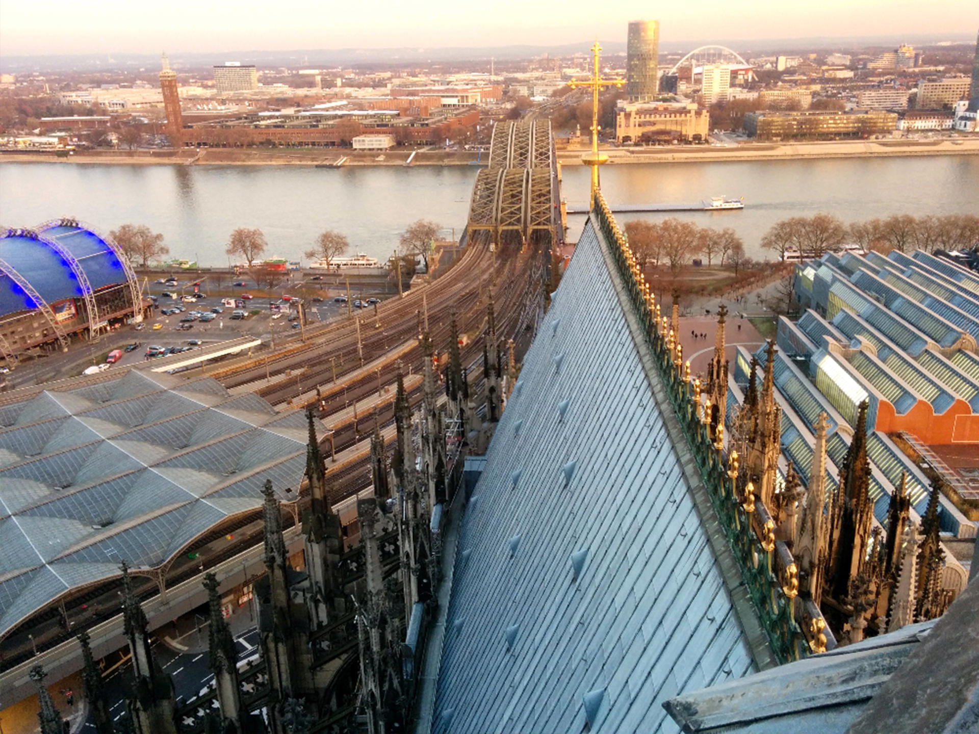 ケルン大聖堂から外を見た風景。鉄道橋の下を流れているのはライン川です。