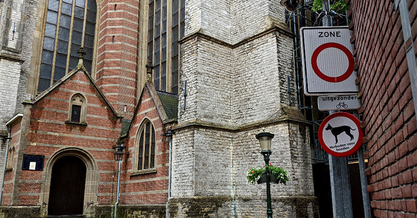 聖ヤン教会の近くに立っている犬の進入禁止の標識（写真右端）。その上には監視カメラも。