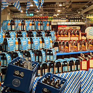 スーパーで見つけたミュンヘン風ビール売り場。ミュンヘンがあるバイエルン州の旗にあしらわれている青と白をディスプレイに使っています。
