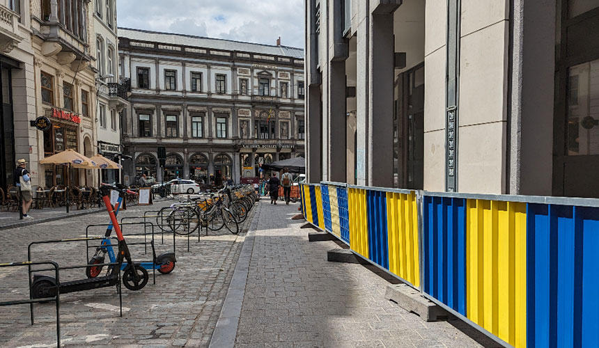 偶然なのか、青と黄の2色の組み合わせを街中でたまに見つけます。