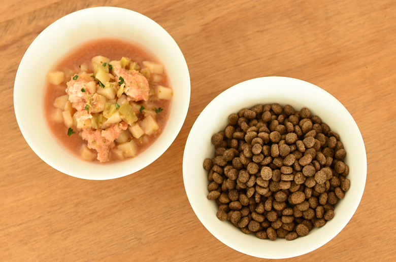 鶏肉と野菜のトマトスープを混ぜた写真
