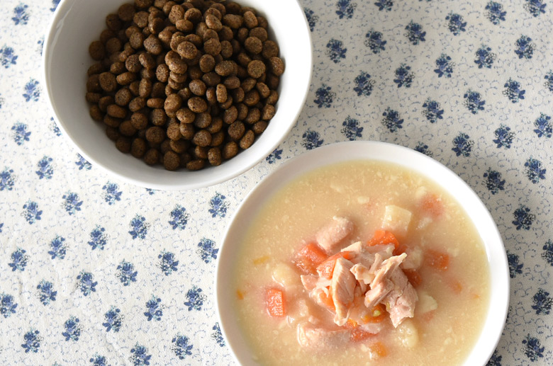 鶏肉と野菜とチーズのクリームスープを混ぜた写真