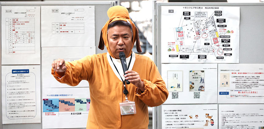 ペット防災の講演を各地で行う鈴木清隆さん。十思スクエアではなるべく多くの区民にペット防災に関して注目してもらえるよう、着ぐるみ姿