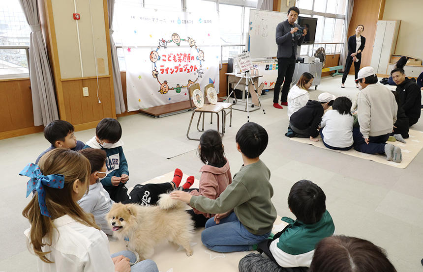 中央には６倍速で動く時計もあり、視覚的に犬のことを学べる工夫が随所に