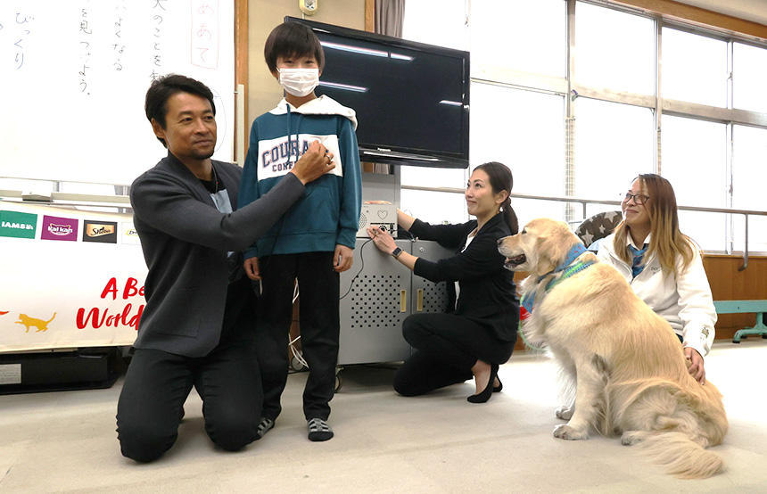 犬と人との心臓の音を聞き比べて、犬にも命があることを実感