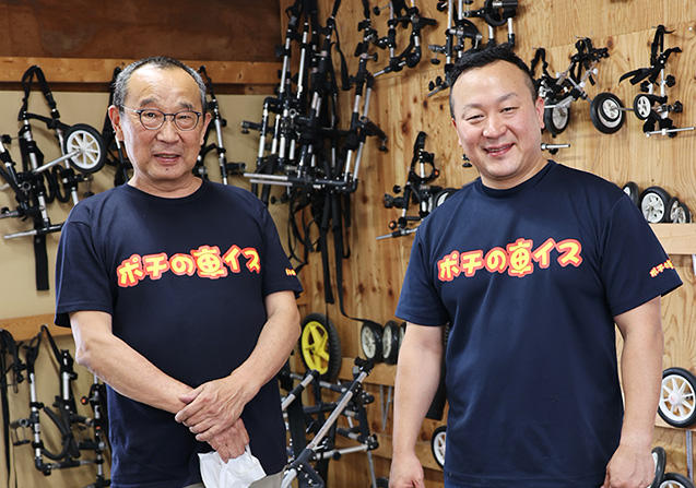 もとは人間用の義肢装具の職人だった木口光儀さん（左）