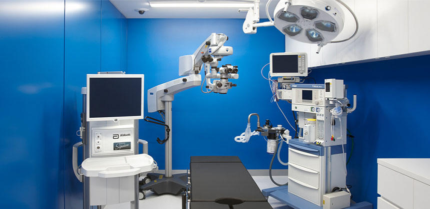特別な医療機器が設置されている、どうぶつ眼科EyeVetの手術室