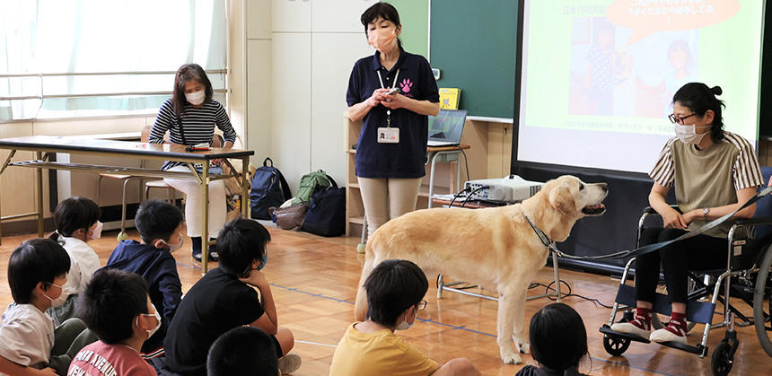 子どもたちの前で意気込み十分な介助犬の元PRドッグのヨーゼフくん