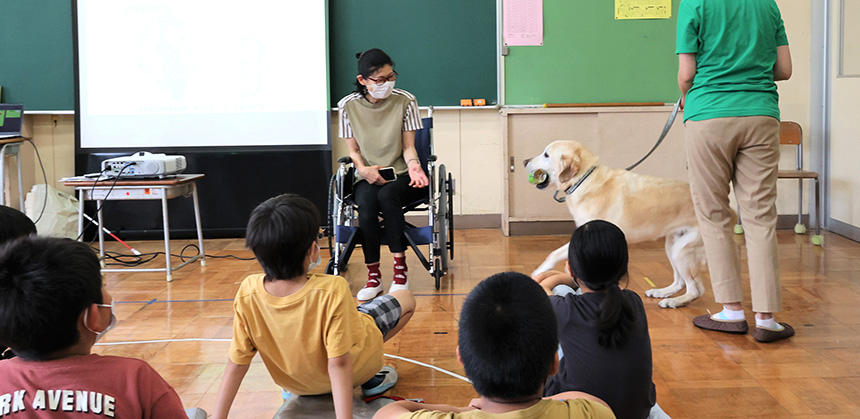 介助犬は離れたところの物も、探して運んでくれます