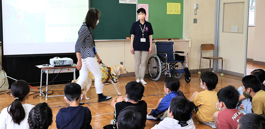 レジーナちゃんの動きにまばたきも忘れて見入る子どもたち