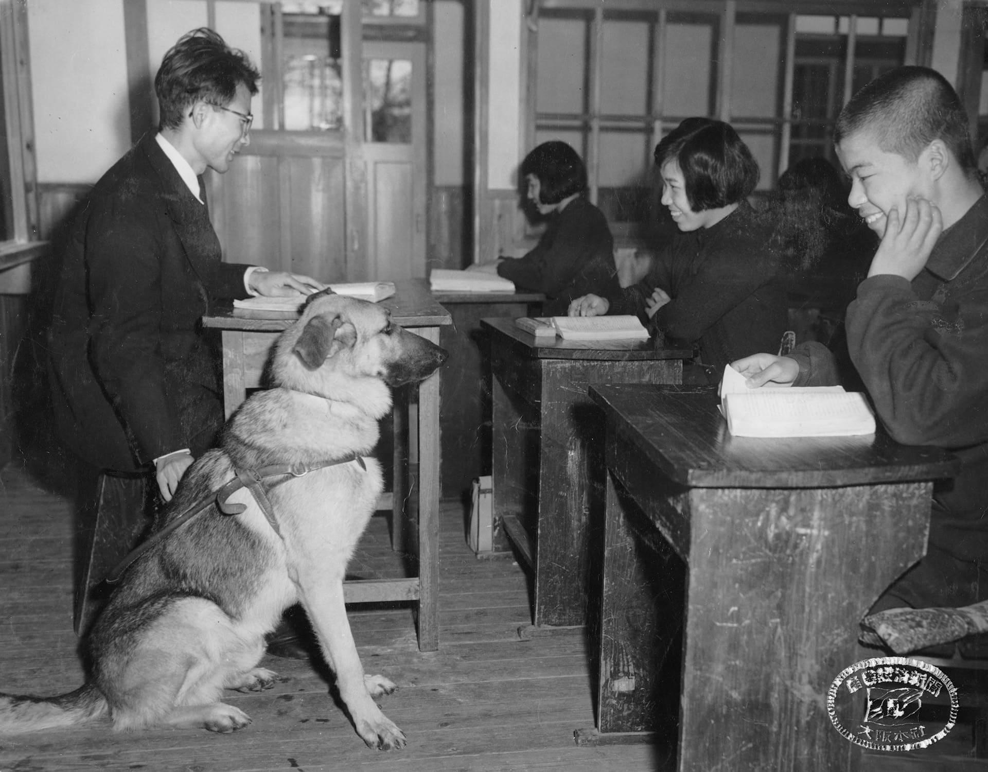 盲学校の教室で（1957年ごろ）