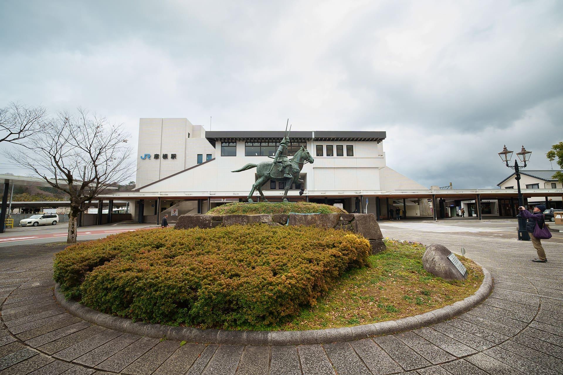 現在のJR彦根駅。1957年当時は木造の駅舎だった（2026年1月）