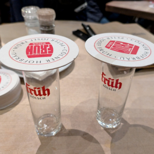 シュタンゲが空になると、注文しなくてもウェイターがおかわりを運んできます。コースターでふさいだシュタンゲは、「おかわりはいりません」というサイン。