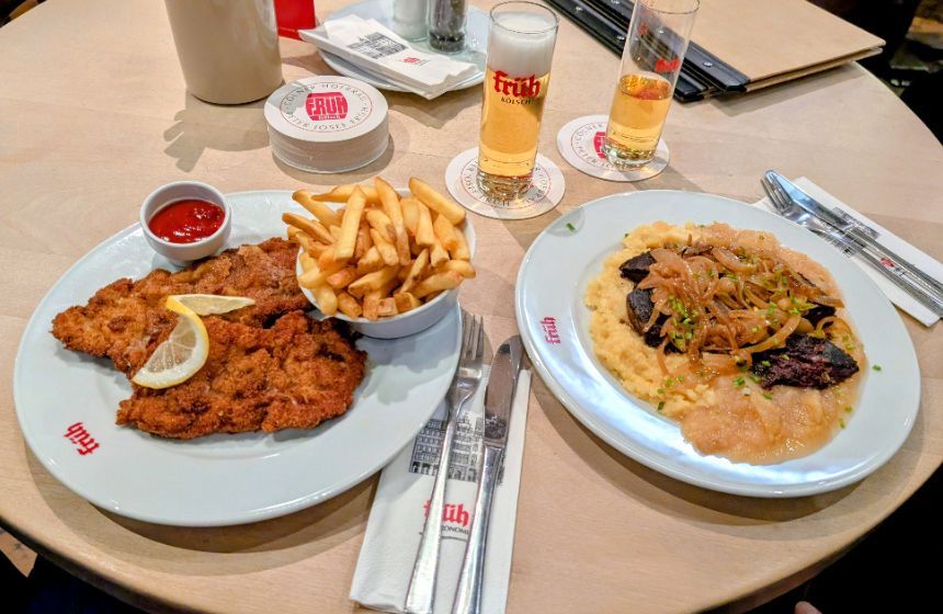 画像に向かって左はシュニッツェル、右は「天と地」という料理。「天」はリンゴ、「地」はジャガイモのことで、リンゴの煮込みとマッシュポテト、ブラッドソーセージの盛り合わせです。ブラウハウスには欠かせない料理の1つです。