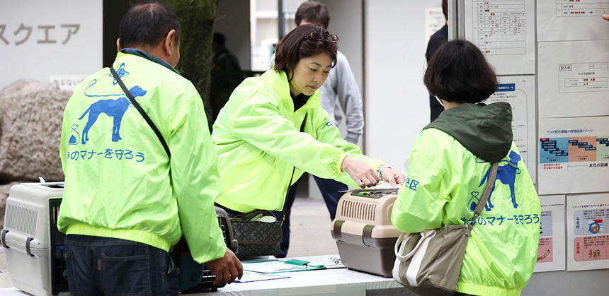 避難者は、受付に行って情報の登録をします。避難時は、首輪と迷子札、狂犬病予防注射済票と鑑札を付けておきましょう。