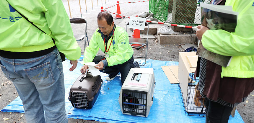 受付で「避難者ペット登録名簿」に記入したあと、保護スペースに向かいます。