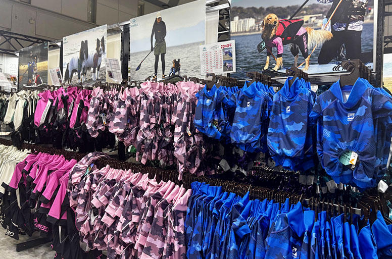 ラッシュガードなど、アウトドアで役立つウェアのブースも人気でした