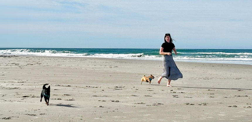 ケーティさんとクランペット、ルビー。家ではケーティさんのベッドの上でほとんどの時間を過ごすルビーも、海に来るとうれしそうに走ります