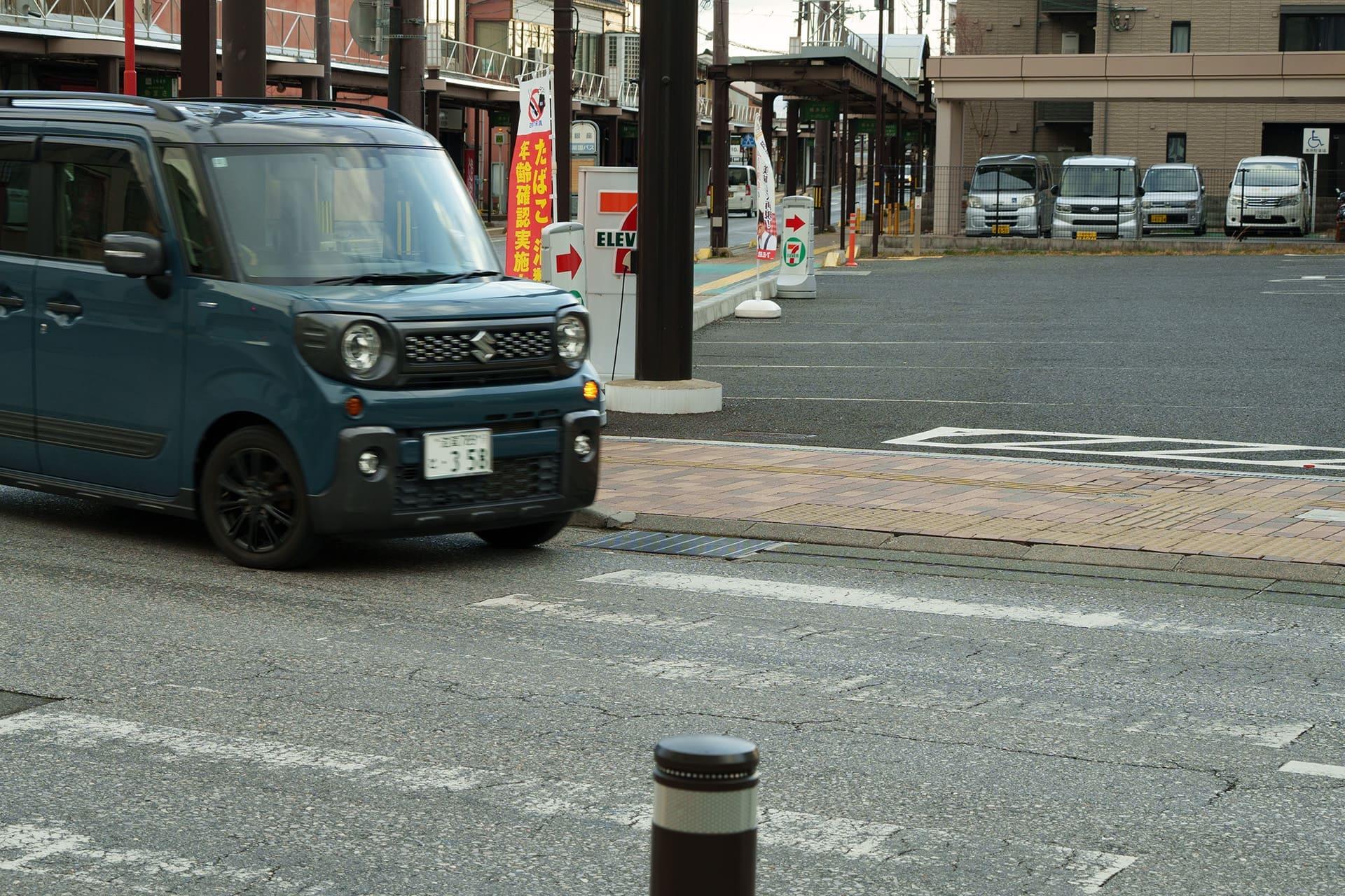 上の写真（1957年ごろ）の場所を同様の角度から撮影。現在は横断歩道がある（2026年1月）。