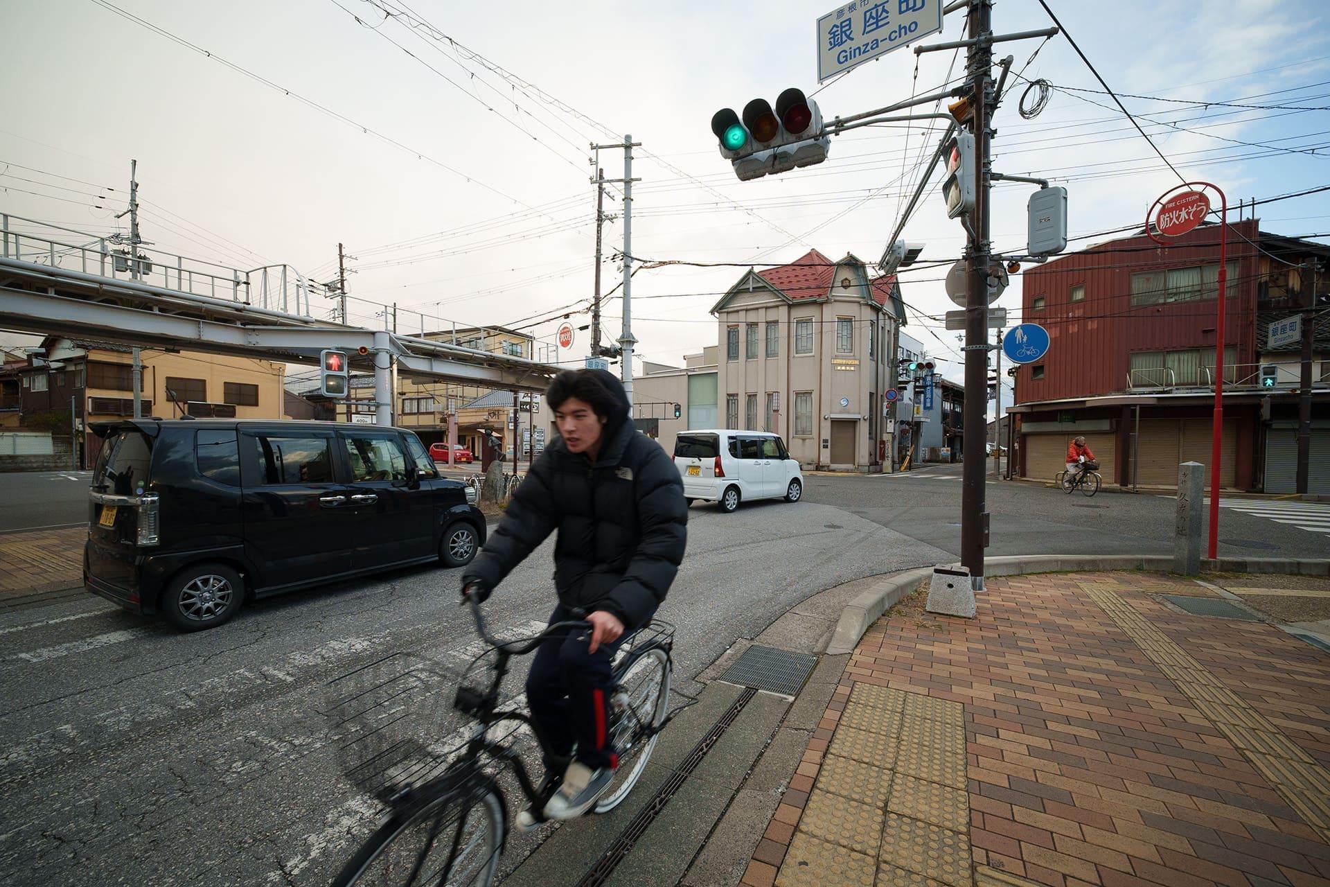 河相さんとチャンピイが立っていた方向から見た現在の銀座町交差点。旧街道筋の要衝で、当時から交通量の多い交差点だったようだ（2026年1月）