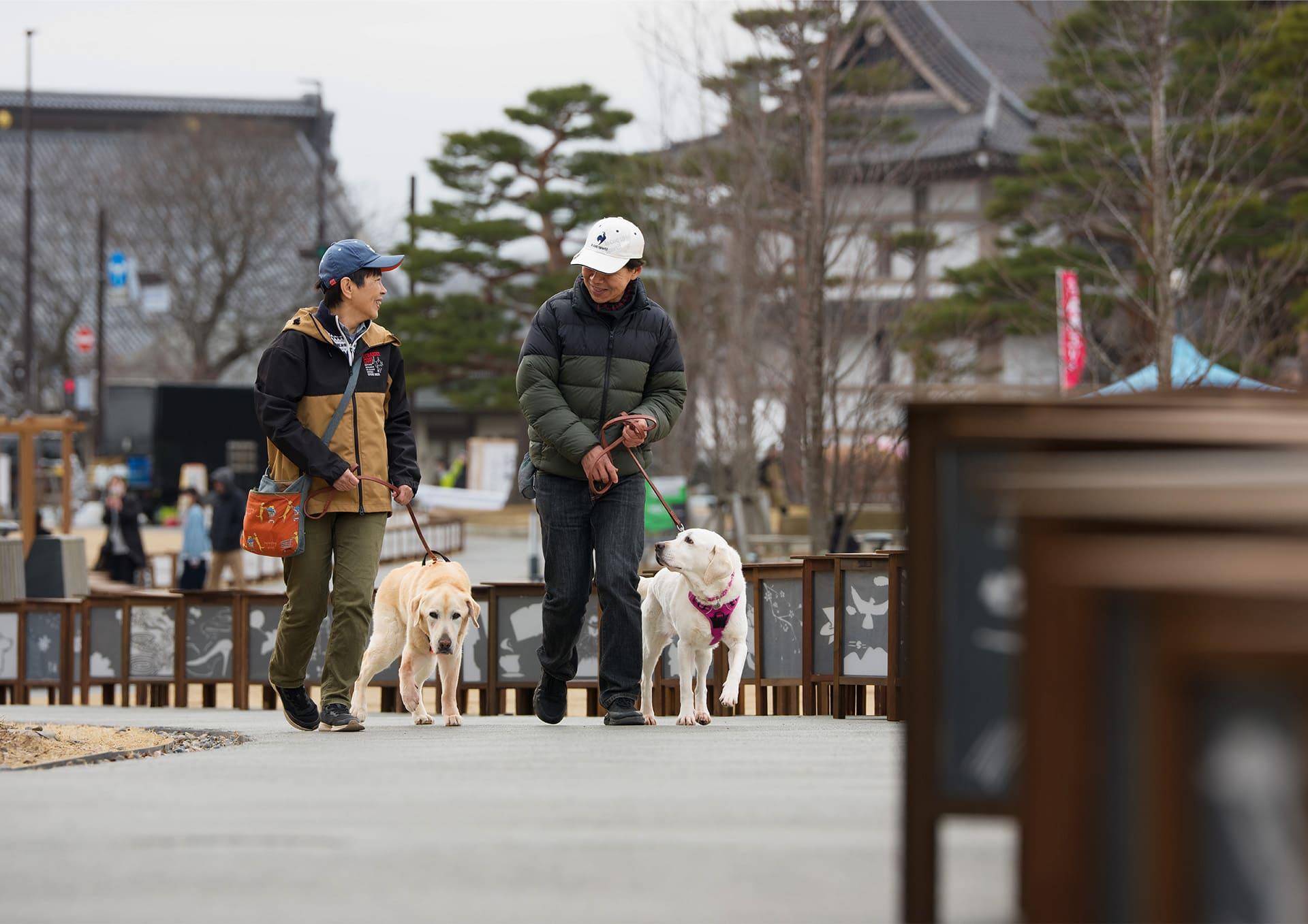 一部を除き原則的に犬が入れない長野市の公園で。このように「人と犬のつながり」を感じさせる“散歩道”を撮影するプロジェクトを始めています