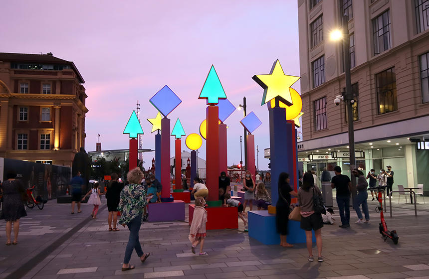 夏は日が長いため、イルミネーションは日本のように派手ではありません。