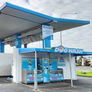 セルフ洗車場に犬の洗い場が併設されています。24時間年中無休ですが屋外なので夏のほうが人気があります。