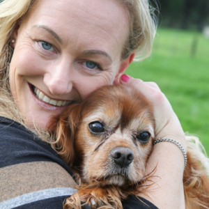 ミシェールさんと彼女が初めて迎えたシニア保護犬のドジー。ドジーはすでに高齢のため虹の橋を渡っています。