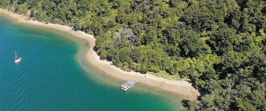 ペロルス・サウンド内のビーチに寄港