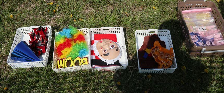 お面や被り物など、さまざまなコスプレ道具が並びます