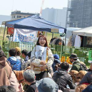 POCHIからの景品を嬉しそうに抱える飼い主さんの姿