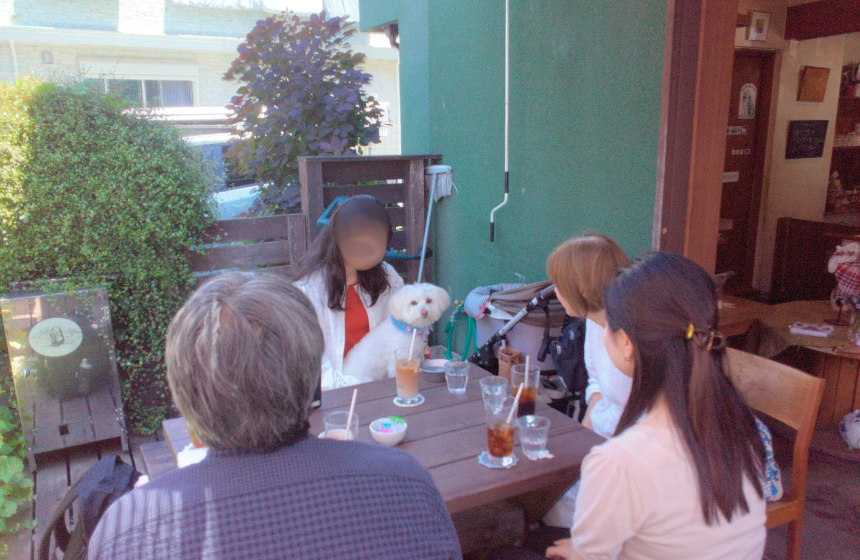 奥に座っているのがももちゃん。ひかりさん（ペンネーム）のお膝でおとなしくお座りしてお話をきいています。