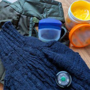 今年の冬に活躍したタビィの寒さ対策グッズ。コートやセーター、ワセリン、クリーム、散歩用ライトです。