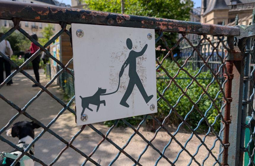 公園のゲートに掲げられた犬の入園OKのサイン。