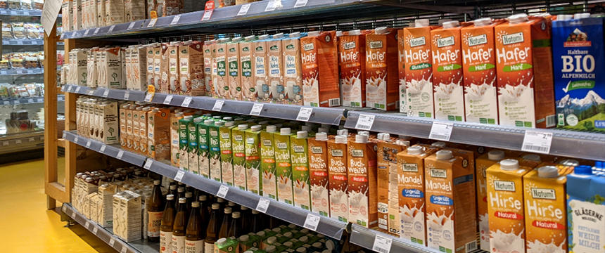 牛乳と植物性ミルクの売り場。植物性ミルクはブランド、種類ともに豊富です。