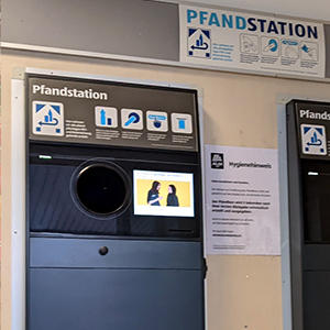 空になったPfandの容器は、スーパーに設置された機械に戻し、返金用レシートを受け取ります。返金用レシートを買い物の精算時に出すと、合計額から差し引かれます。